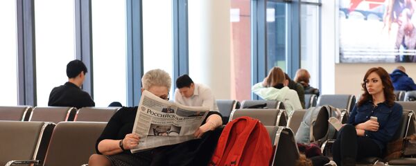 Пассажиры в зале ожидания в аэропорту Пассажиры в зале ожидания в аэропорту - Sputnik Беларусь