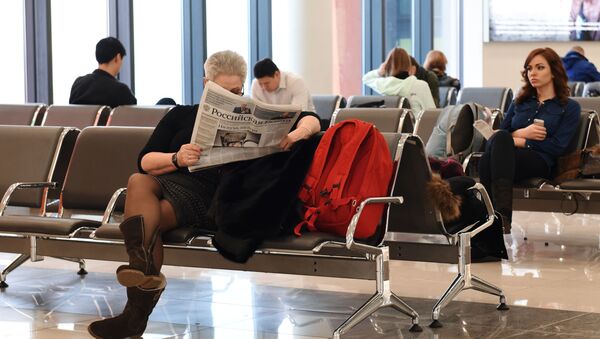 Пассажиры в зале ожидания в аэропорту - Sputnik Беларусь
