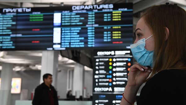 Девушка в медицинской маске в аэропорту - Sputnik Беларусь