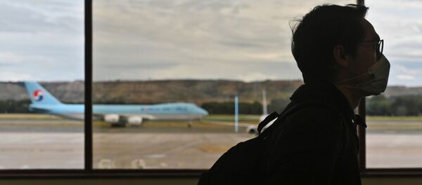 Пассажир в медицинской маске в аэропорту - Sputnik Беларусь