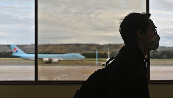 Пассажир в медицинской маске в аэропорту - Sputnik Беларусь