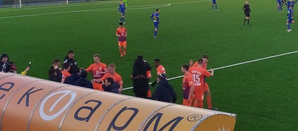 Футболисты Энергетика празднуют третий гол в ворота БАТЭ Футболисты Энергетика празднуют третий гол в ворота БАТЭ - Sputnik Беларусь