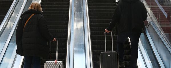 Пасажыры на эскалатары Пасажыры на эскалатары - Sputnik Беларусь