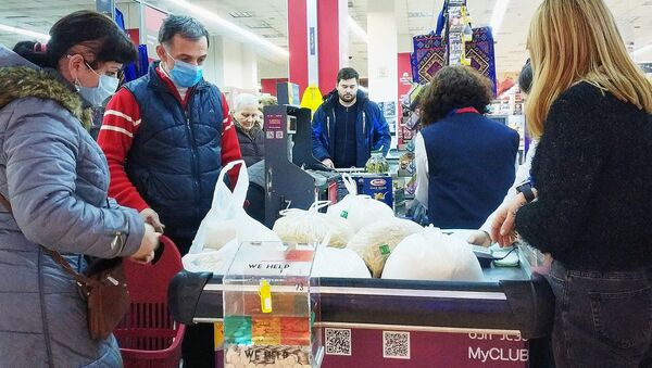 Покупатели на кассе в супермаркете в Тбилиси - Sputnik Беларусь