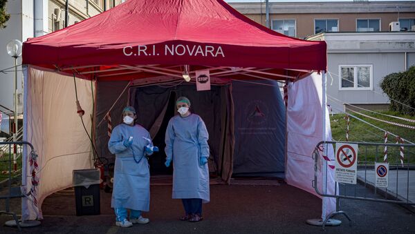 Сотрудники Красного креста Италии в пункте медицинского осмотра в городе Новара - Sputnik Беларусь