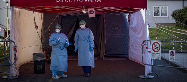 Сотрудники Красного креста Италии в пункте медицинского осмотра в городе Новара - Sputnik Беларусь