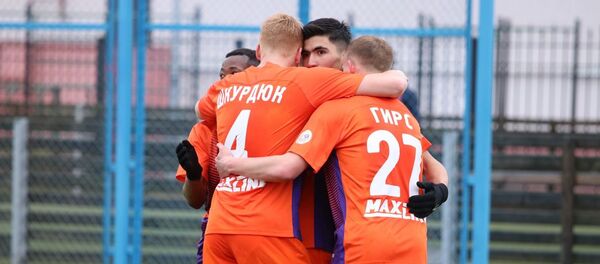 Футболисты Энергетика радуются голу в ворота БАТЭ - Sputnik Беларусь