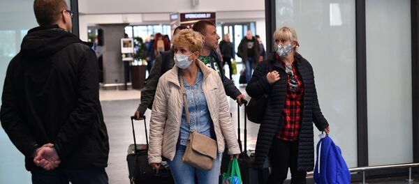 Пассажиры в Национальном аэропорту Минск - Sputnik Беларусь