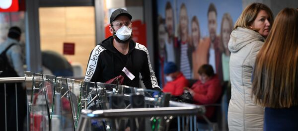 Пассажиры в Национальном аэропорту Минск - Sputnik Беларусь