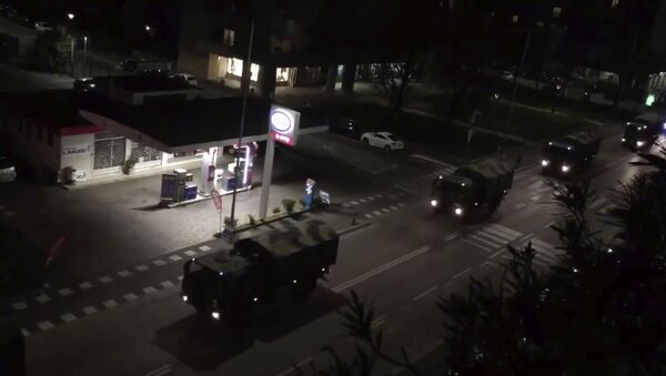 Военные грузовики вывозят тела умерших от коронавируса в Бергамо - Sputnik Беларусь