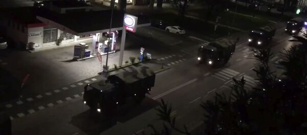 Военные грузовики вывозят тела умерших от коронавируса в Бергамо - Sputnik Беларусь