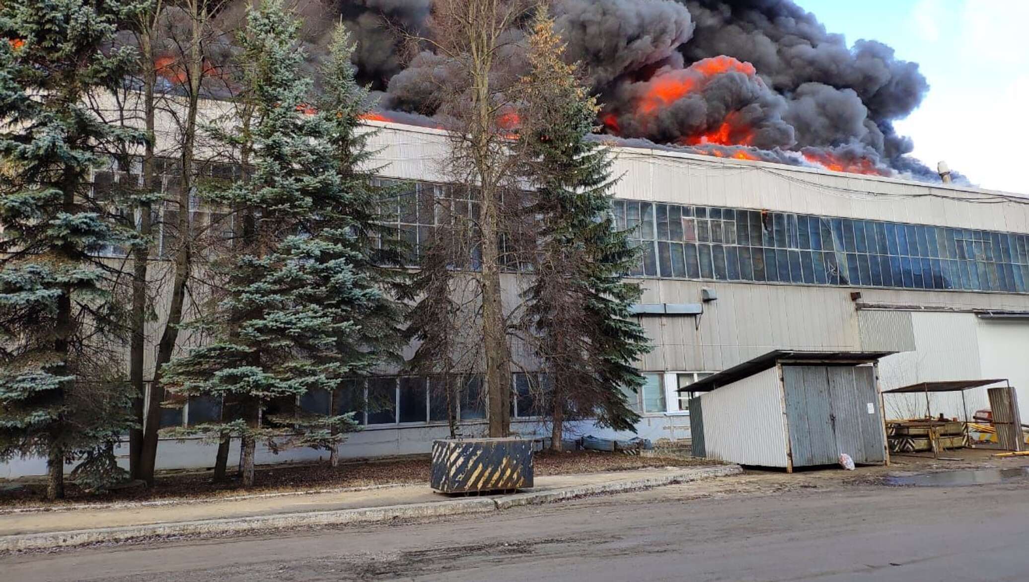 Крупный пожар охватил нежилое здание в Белом Расте
