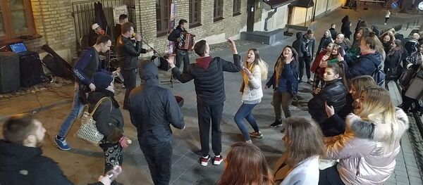 Молодежь отдыхает на улице Зыбицкая в Минске - Sputnik Беларусь