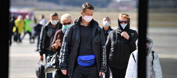 Тесты на коронавирус вместо цветов: как сейчас выглядит встреча в аэропорту - Sputnik Беларусь