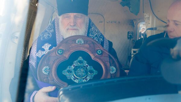 Митрополит Павел окропил Минск святой водой с вертолета - Sputnik Беларусь
