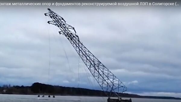 МЧС показало, как водолазы демонтировали опоры ЛЭП в воде - видео - Sputnik Беларусь