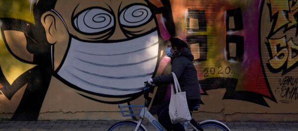 Женщина в защитной маске на фоне граффити в Шанхае - Sputnik Беларусь