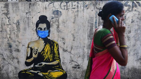 Будда в защитной маске на граффити в Мумбаи - Sputnik Беларусь