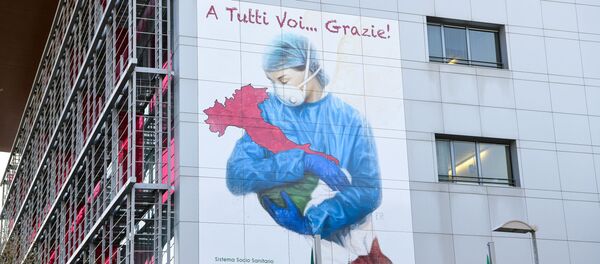 Граффити художника Franco Rivolli Art на стене госпиталя Papa Giovanni XXIII в Бергамо - Sputnik Беларусь