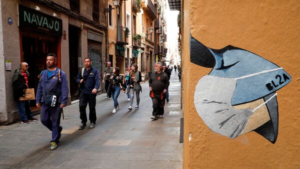 Рисунок человека в маске на стене в Барселоне, Испания - Sputnik Беларусь