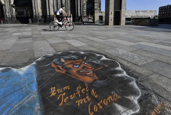 Граффити на площади перед Кельнским собором в Германии гласит К дьяволу с короной - Sputnik Беларусь