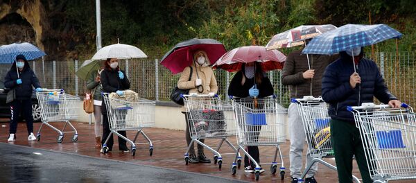 Очередь возле супермаркета на Сицилии - Sputnik Беларусь