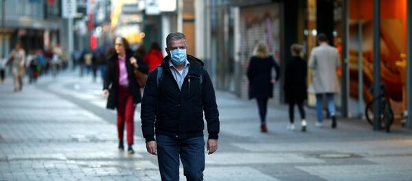 Мужчина идет в маске по улице Мужчина идет в маске по улице - Sputnik Беларусь
