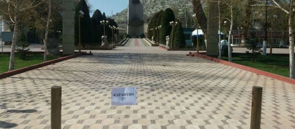 Закрытый на карантин фонтан в центре Оша после введения ЧС в Кыргызстане Закрытый на карантин фонтан в центре Оша после введения ЧС в Кыргызстане - Sputnik Беларусь