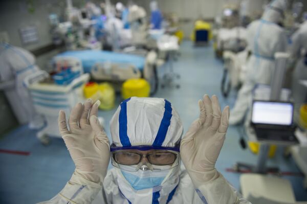 Медсестра поправляет очки в отделении интенсивной терапии - Sputnik Беларусь