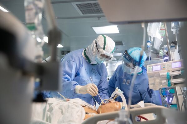 Медики работают с пациентом в больнице в Ухане - Sputnik Беларусь