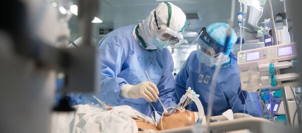 Медики работают с пациентом в больнице в Ухане - Sputnik Беларусь