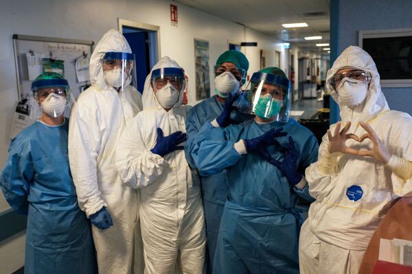 Группа медработников позируют перед началом их ночной смены в больнице Кремона, к юго-востоку от Милана - Sputnik Беларусь