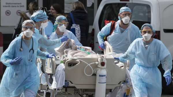 Медики доставляют пациента к медицинскому вертолету в больнице Эмиля Мюллера в Мюлузе, восточная Франция - Sputnik Беларусь