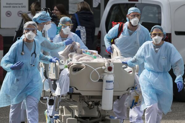 Медики доставляют пациента к медицинскому вертолету в больнице Эмиля Мюллера в Мюлузе, восточная Франция - Sputnik Беларусь