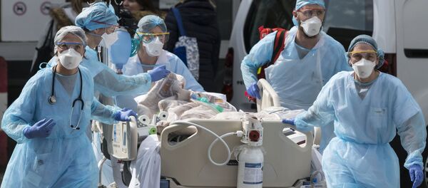 Медыкі дастаўляюць пацыента да медыцынскага верталёту ў бальніцы Эміля Мюлера ў Мюлузе, Усходняя Францыя Медыкі дастаўляюць пацыента да медыцынскага верталёту ў бальніцы Эміля Мюлера ў Мюлузе, Усходняя Францыя - Sputnik Беларусь