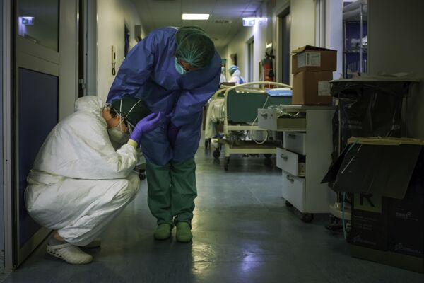 Итальянские медсестры пытаются успокоить друг друга в момент отчаяния - Sputnik Беларусь