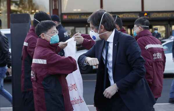 Медиков из Китая, прилетевших на помощь, встречают в Милане - Sputnik Беларусь