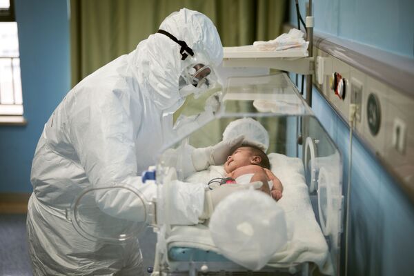 Врач с маленьким ребенком, заразившимся коронавирусом - Sputnik Беларусь