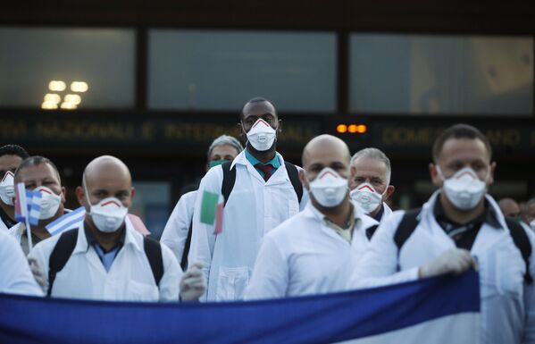 Медики из Кубы, прилетевшие на помощь, по прибытии в аэропорт Мальпенса в Милане, Италия - Sputnik Беларусь