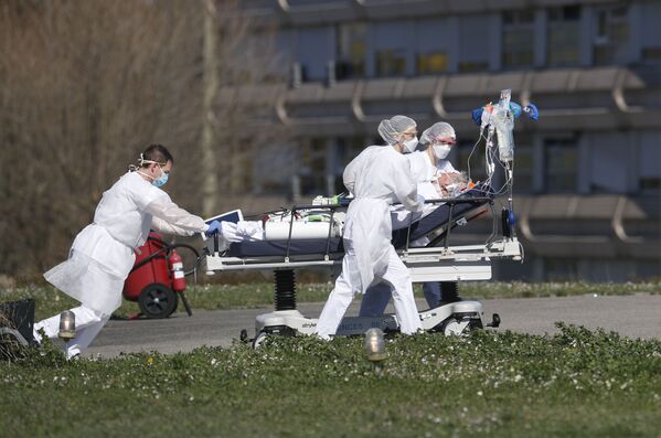 Пациента с COVID-19 экстренно эвакуируют из гражданской больницы в Мюлузе, восточная Франция - Sputnik Беларусь