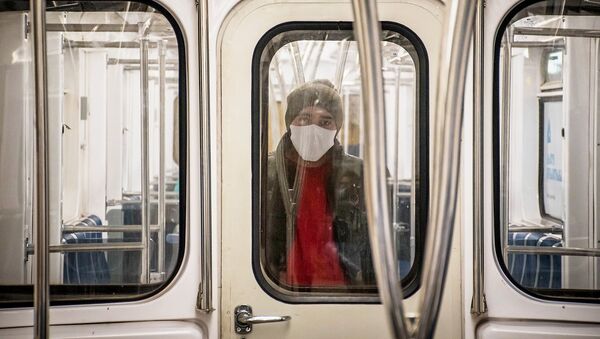 Мужчина в защитной маске в вагоне метро - Sputnik Беларусь
