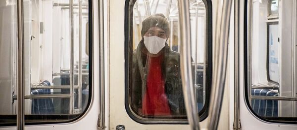 Мужчына ў ахоўнай масцы ў вагоне метро Мужчына ў ахоўнай масцы ў вагоне метро - Sputnik Беларусь