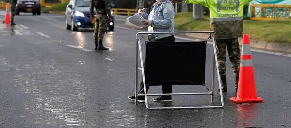 Заграждение и проверка на дорогах из-за ситуации с коронавирусом - Sputnik Беларусь