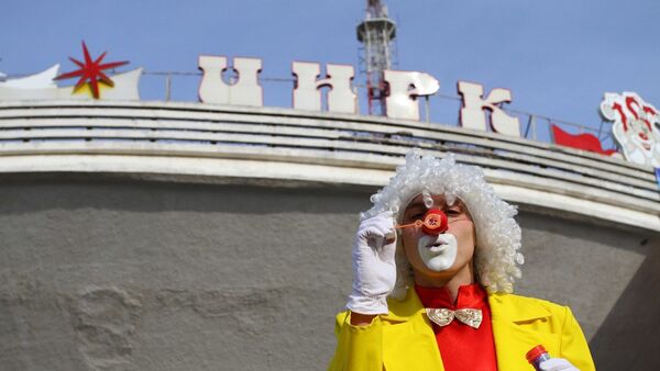 Клоун возле Гомельского цирка - Sputnik Беларусь