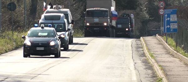 Колонна с российскими специалистами двигается в Бергамо - Sputnik Беларусь