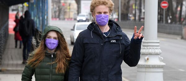 Маладыя людзі ў ахоўных масках Маладыя людзі ў ахоўных масках - Sputnik Беларусь