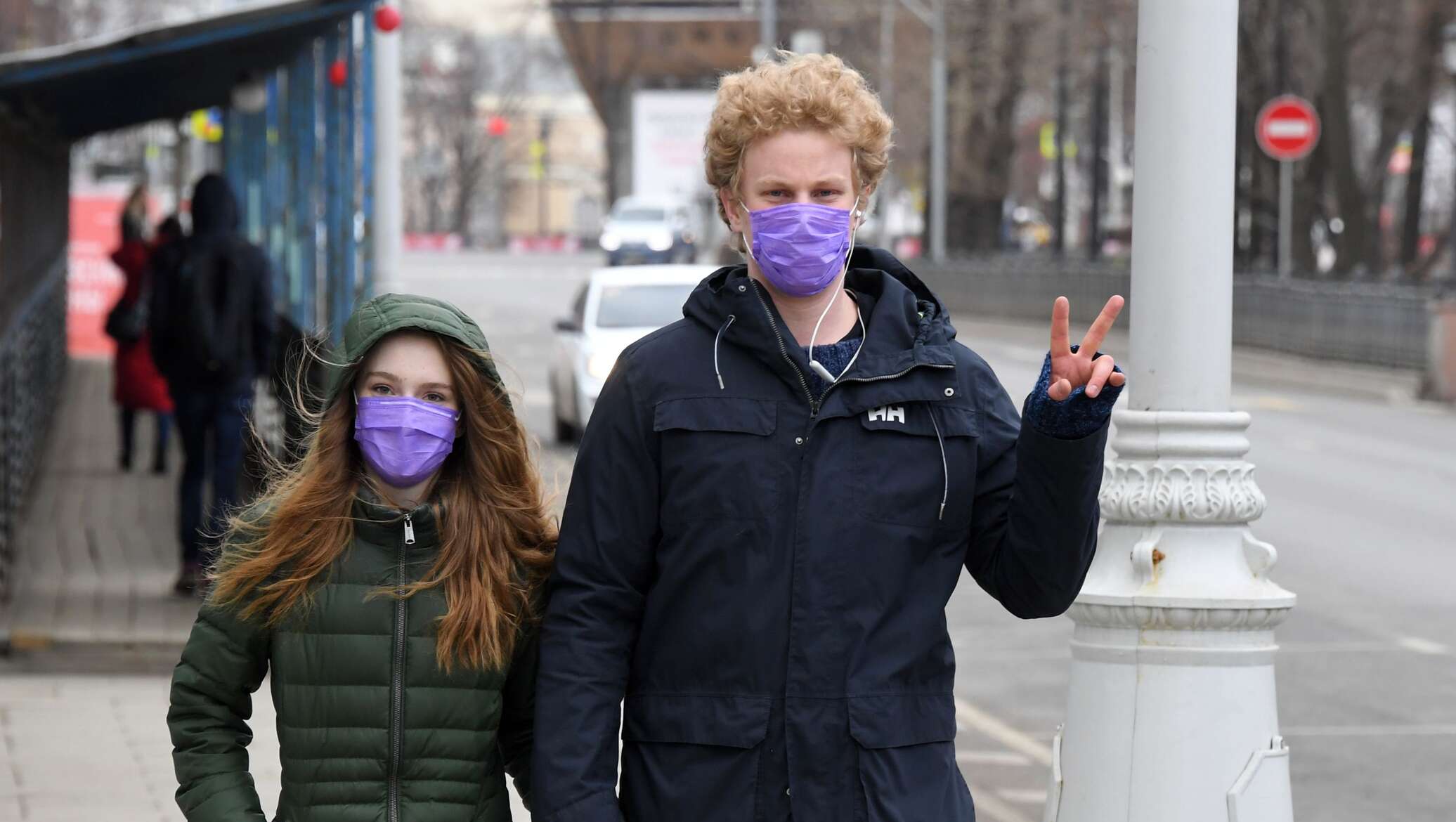 Человек 168. Люди в масках на улице. Москва карантин люди в масках. Люди в масках на улице Москва. Москва улица в масках.