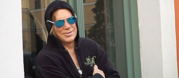 Микки Рурк покинул Латвию после недели карантина в рижском отеле - видео - Sputnik Беларусь