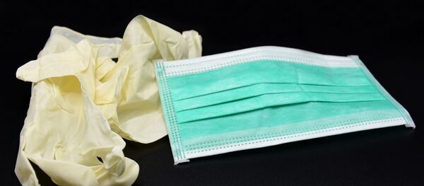 Защитная маска и одноразовые перчатки, архивное фото - Sputnik Беларусь