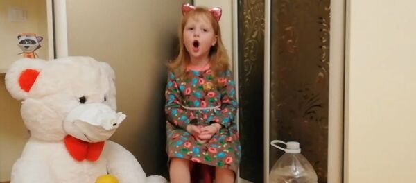 Девочка из Солигорска рассказала стих про коронавирус Девочка из Солигорска рассказала стих про коронавирус - Sputnik Беларусь